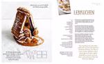 Löwenzahn Verlag Die besten Weihnachtskekse 111 Rezepte_16591 Eine Rezeptseite aus "Die besten Weihnachtskekse 111 Rezepte" vom Löwenzahn Verlag zeigt links ein verziertes Lebkuchenhaus rechts ein deutsches Lebkuchenrezept mit Zutaten und Arbeitsschritten sowie kleine Fotos von Lebkuchengebäck.