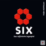 Steffen Spiele Spiel - Six Das raffinierte Legespiel_16625 Auf einem schwarzen Hintergrund sind sechs rote Sechsecke in einem sechseckigen Muster zu sehen. Darunter erscheint in fetter weißer Schrift "SIX" und in kleinerer Schrift "Das raffinierte Legespiel". Am rechten Rand sind Steffen Spiele und Steffen Mühlhäu