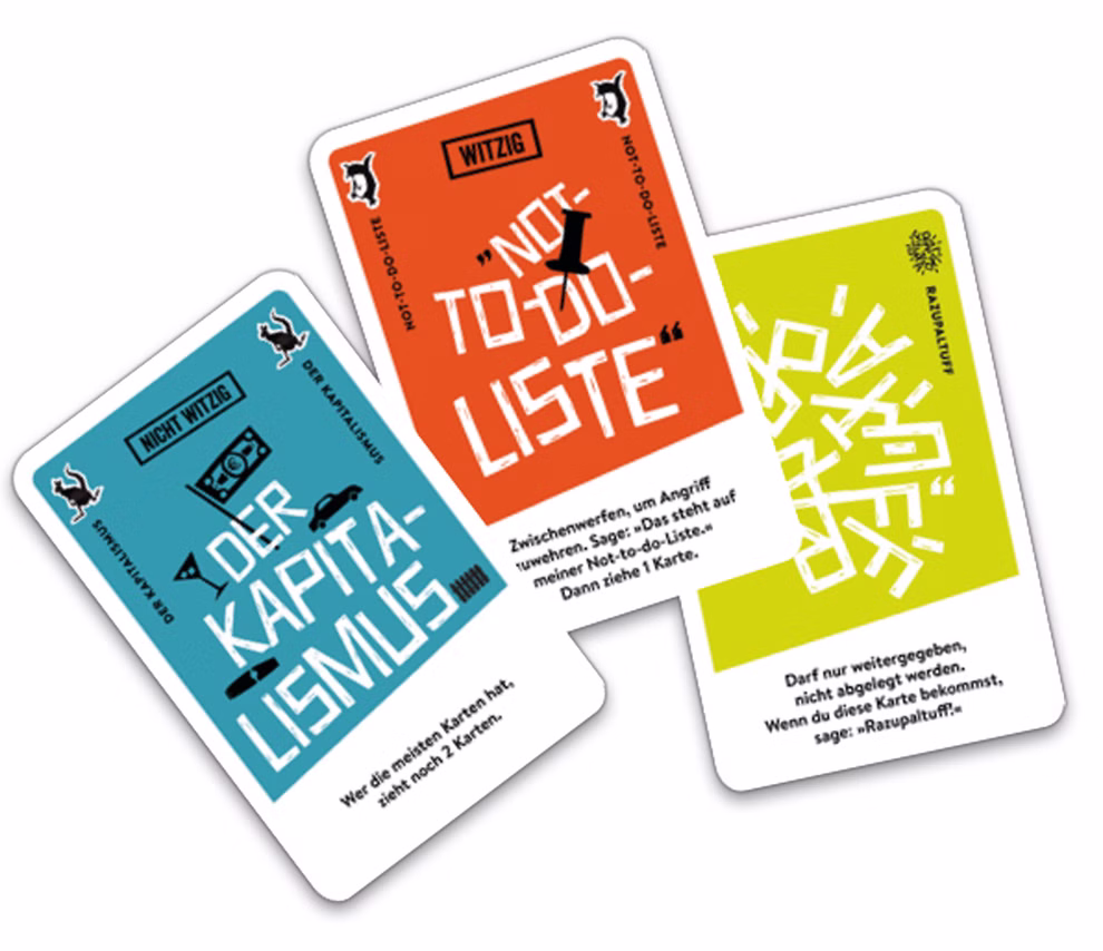 Spiel: Halt mal kurz Drei farbenfrohe Karten aus dem deutschen Spiel "Halt mal kurz" von Franckh-Kosmos mit verspielter Typografie und Grafik werden gezeigt. Die Karten sind mit "Nicht witzig" und "Witzig" beschriftet was das Spiel noch lebendiger macht.