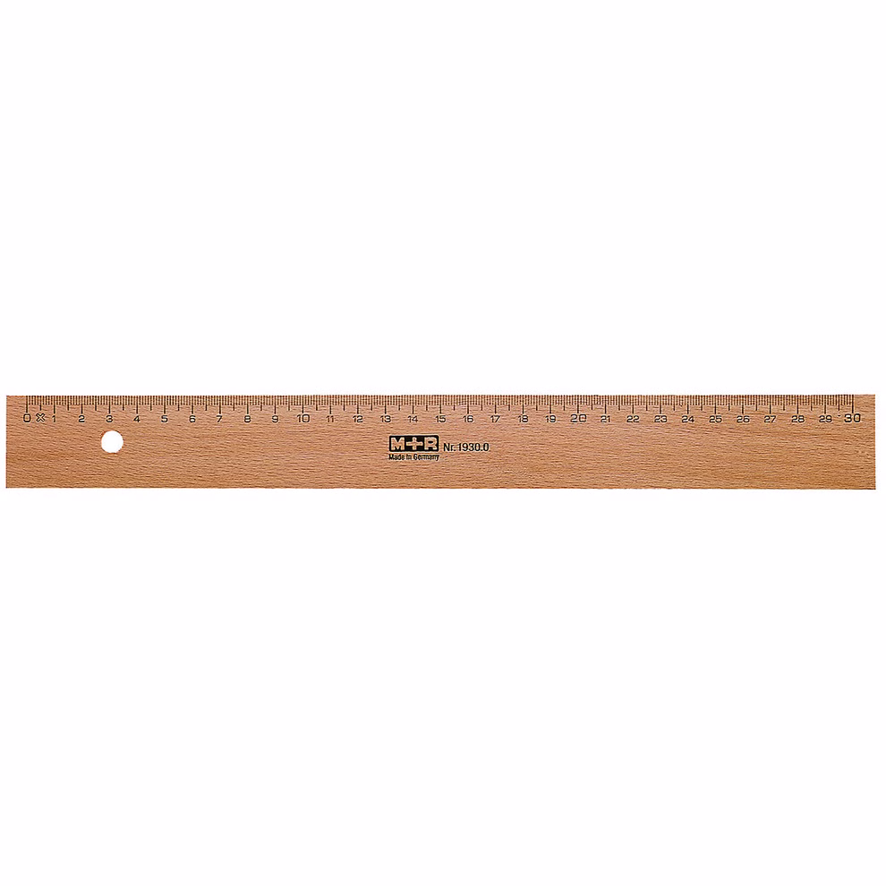 M+R Lineal aus Holz mit Metalleinlage_24071 30 cm Das M+R Lineal aus Holz mit Metalleinlage ist ein mit Zentimetern und Millimetern beschriftetes Holzlineal mit einem kleinen Loch an einem Ende und dem M+R-Logo in schwarzer Schrift in der Mitte. 30 cm