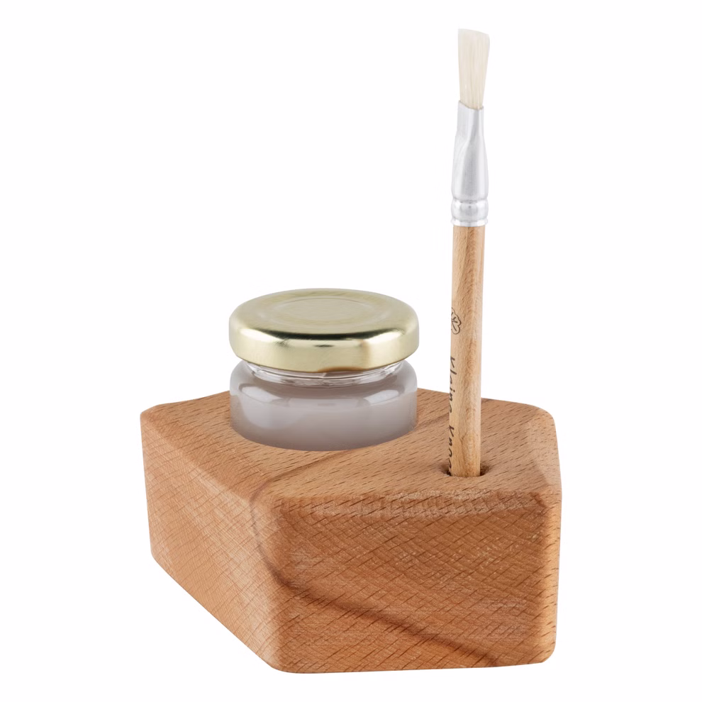 Kleine Knoest Leimhalter aus Holz in zwei Ausführungen _17454 mit Pinselhalter Der Kleine Knoest Leimhalter aus Holz in zwei Ausführungen besteht aus einem kleinen Glasgefäß mit goldenem Deckel und einem dünnen Pinsel die beide in einem leichten Holzhalter mit zwei separaten Fächern sicher aufbewahrt werden. mit Pinselhalter