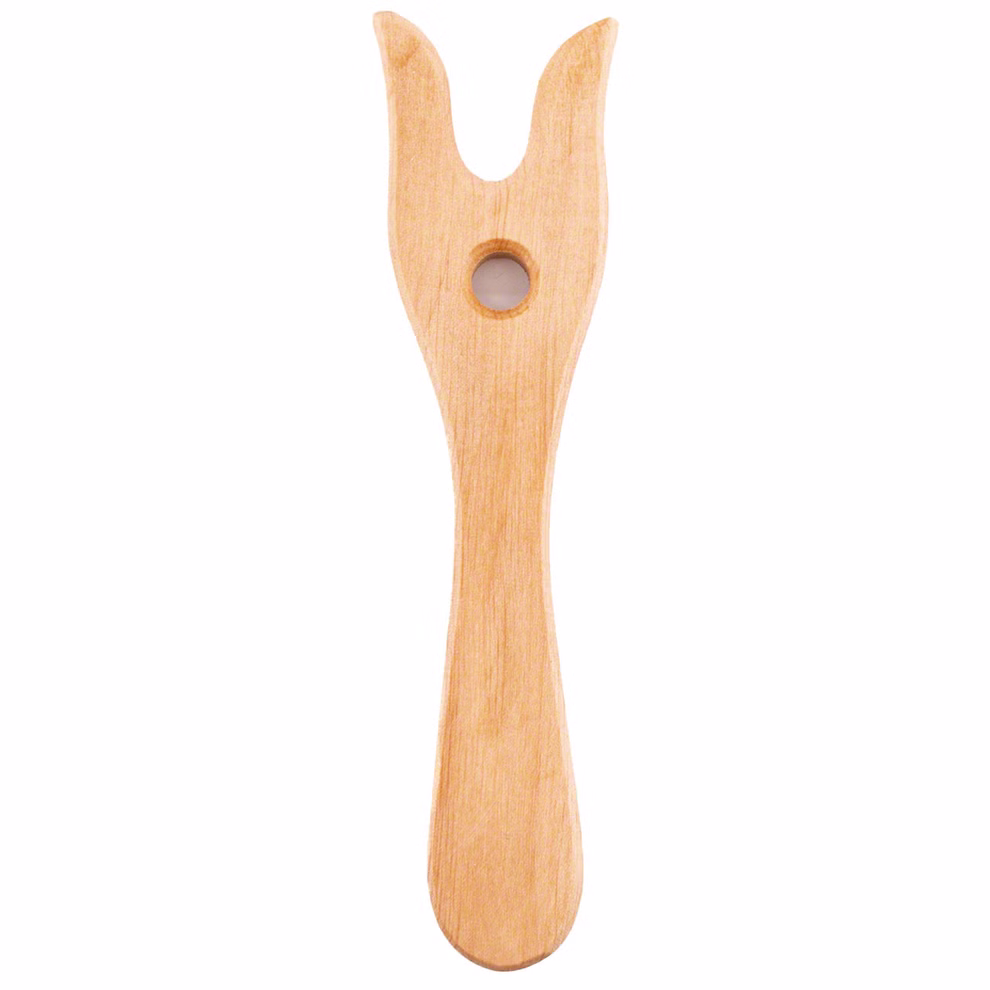 Filges Strickgabel aus Holz_17483 Die Filges Strickgabel aus Holz ist ein hölzernes Flechtwerkzeug mit breitem Griff abgerundetem Ende zentralem Loch und U-förmiger Gabel zum Flechten oder Schnüren.