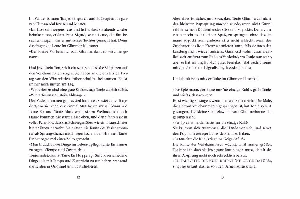 Oetinger Verlag Sommersprossen auf den Knien - Schmuckausgabe Maria Parr_33706 Zwei Seiten aus "Sommersprossen auf den Knien - Schmuckausgabe" von Maria Parr (Oetinger Verlag) zeigen schwarzen Text in Absätzen auf weißem Papier. Die linke Seite ist mit 12 die rechte Seite mit 13 nummeriert. Der Text erzählt eine Geschichte in deutsch