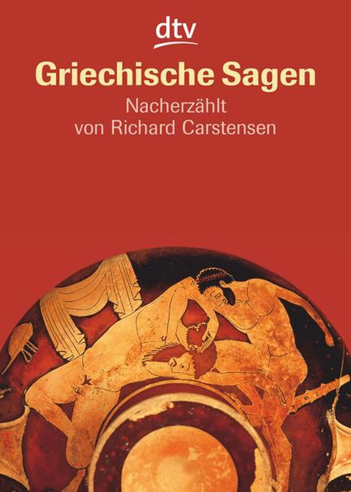 dtv Griechische Sagen Die schönsten Sagen des klassischen Altertums _17837 Buchumschlag von Griechische Sagen Die schönsten Sagen des klassischen Altertums von dtv mit einer griechischen Vasenillustration mit drei Figuren in antiker Kleidung vor einem roten Hintergrund.