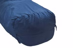 Schlafsack mit Almwolle Nahaufnahme des Fußteils der Grüezi Tasche Schlafsack mit Almwolle (für Körpergröße bis 185 cm) in Blau. Hervorzuheben sind die glatte Stoffstruktur die Nähte und das Design mit Reißverschluss in der flachen Position.