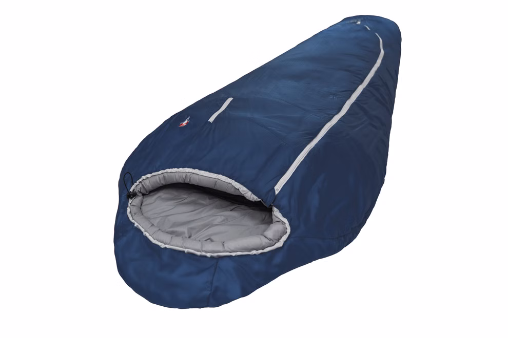 Schlafsack mit Almwolle Der Grüezi bag Schlafsack mit Almwolle ein blau-grauer Schlafsack im Mumienstil für Körpergrößen bis 185 cm ist teilweise geöffnet um sein gepolstertes Inneres vor einem weißen Hintergrund zu zeigen.