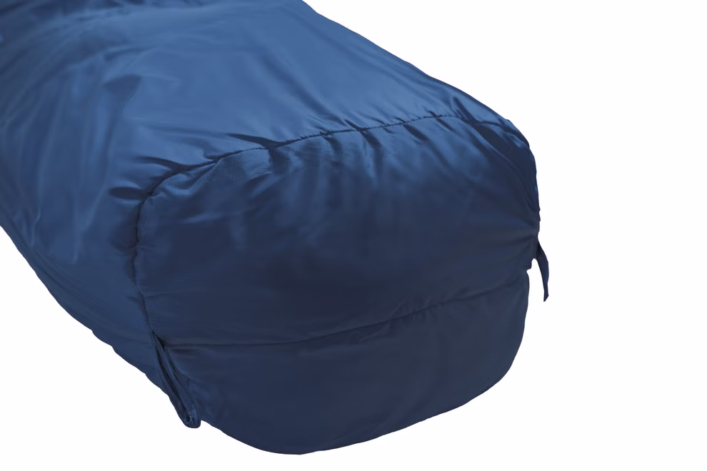 Schlafsack mit Almwolle Nahaufnahme des Fußteils der Grüezi Tasche Schlafsack mit Almwolle (für Körpergröße bis 185 cm) in Blau. Hervorzuheben sind die glatte Stoffstruktur die Nähte und das Design mit Reißverschluss in der flachen Position.