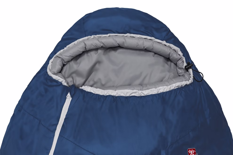 Schlafsack mit Almwolle Nahaufnahme des Grüezi-Sacks Schlafsack mit Almwolle für Körpergrößen bis 185 cm mit blau-grauer Kapuze teilweise offenem Reißverschluss und verstellbarem Kordelzug.
