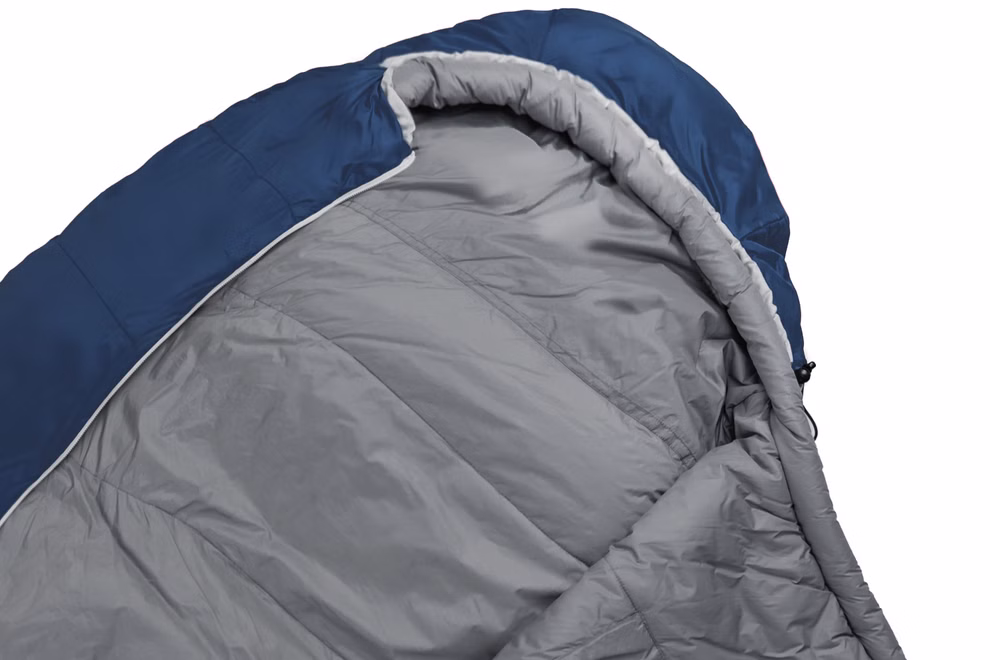 Schlafsack mit Almwolle Eine Nahaufnahme des Grüezi Schlafsacks mit Almwolle (für Körpergrößen bis 185 cm) zeigt die blaue Außenseite und die graue Innenseite ohne Reißverschluss auf weißem Hintergrund.