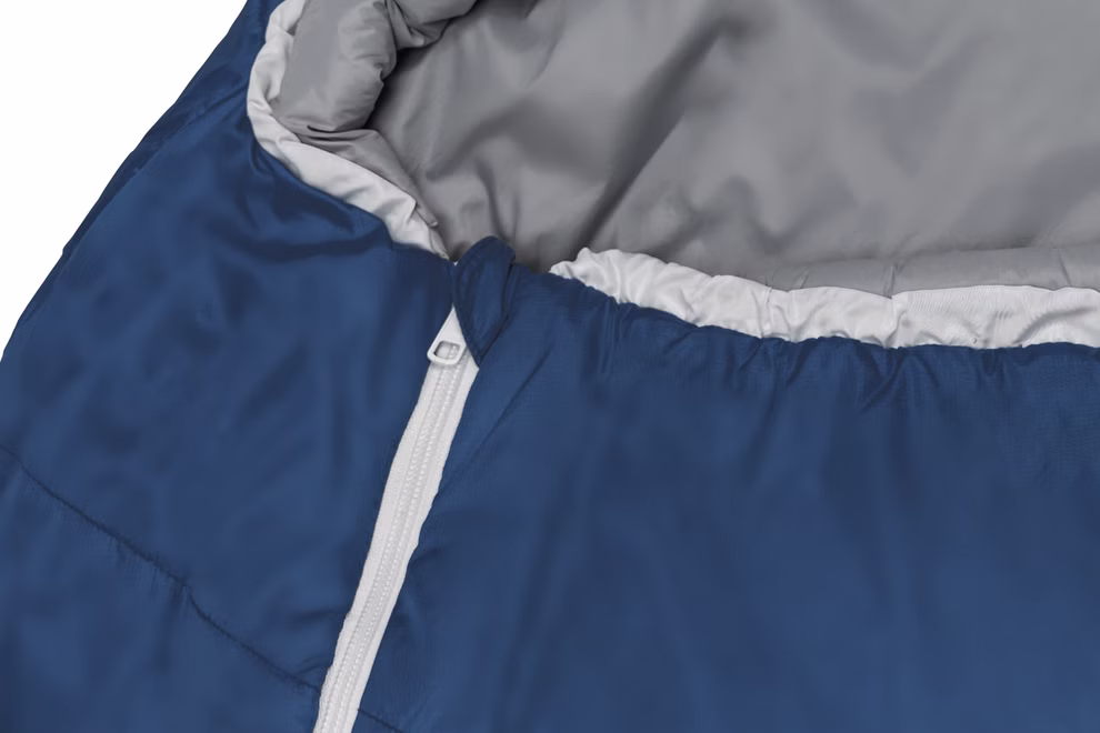 Schlafsack mit Almwolle Nahaufnahme des Grüezi Schlafsacks mit Almwolle (für Körpergrößen bis 185 cm) in Blau und Grau mit teilweise offenem Reißverschluss und weichem Innenfutter.