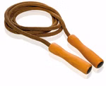 Ein rot-orangefarbenes Springseil von Pfingstweid e.V. mit Griffen erhältlich in den Längen 170 200 240 280 und 310 cm ist aufgerollt und auf weißem Hintergrund abgebildet. 310 cm