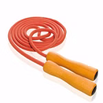 Das rot-orangefarbene Springseil des Pfingstweid e.V. mit Griffen (erhältlich in 170 200 240 280 und 310 cm) ist auf weißem Grund sauber aufgerollt. 310 cm