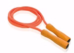 Das Pfingstweid e.V. Springseil in rot-orange mit Griffen (170-310 cm) ist in einer Schlaufe auf weißem Grund aufgewickelt. 310 cm