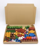 Das Villekulla Basis Set 299-teilig von Romanswerk besteht aus einer offenen Box die mit bunten Zylindern Würfeln Kreisen und geometrischen Formen aus Holz und Filz gefüllt ist die in Abschnitten angeordnet sind. ohne Sortierkoffer