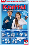 Schmidt Spiele Kniffel Würfelspiel 2 - 8 Spielende_18000 Ein Mann und eine Frau erfreuen sich an Kniffel Würfelspiel 2 - 8 Spielende von Schmidt Spiele während sie lächelnd würfeln und Punktezettel markieren. Die Schachtel zeigt Würfel Punktekarten das Kniffel-Logo und den Slogan "Clever knobeln - mit Köpfchen.