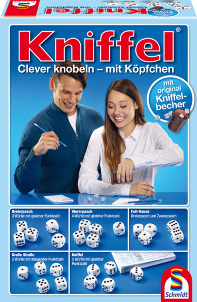 Schmidt Spiele Kniffel Würfelspiel 2 - 8 Spielende_18000 Ein Mann und eine Frau erfreuen sich an Kniffel Würfelspiel 2 - 8 Spielende von Schmidt Spiele während sie lächelnd würfeln und Punktezettel markieren. Die Schachtel zeigt Würfel Punktekarten das Kniffel-Logo und den Slogan "Clever knobeln - mit Köpfchen.