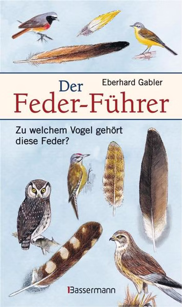 Bassermann Verlag Der Feder-Führer Nachschlagewerk für Vogelfreunde_18094 Das Buchcover von "Der Feder-Führer Nachschlagewerk für Vogelfreunde" aus dem Bassermann Verlag zeigt Abbildungen von Vögeln und Federn wie Eule und Rotkehlchen mit einem Text der fragt zu welchem Vogel die jeweilige Feder gehört.