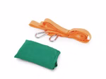 Hape Taschen-Schaukel aus Textil_18152 Eine gefaltete grüne Taschen-Schaukel aus Textil von Hape und zwei orangefarbene Riemen mit Metallkarabinern dargestellt auf weißem Hintergrund.