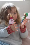 Freies Geistesleben Fingerpüppchen häkeln und nähen Jana Tröger_18591 Ein Mädchen hält die Puppe "Fingerpüppchen häkeln und nähen" von Jana Tröger von Freies Geistesleben.
