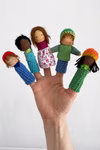 Freies Geistesleben Fingerpüppchen häkeln und nähen Jana Tröger_18593 Fünf Fingerpuppen aus "Fingerpüppchen häkeln und nähen Jana Tröger" von Freies Geistesleben sind auf einer Hand abgebildet jede in bunten gestrickten Kleidern und Mützen mit Garnhaaren und gestickten Gesichtern vor einem schlichten weißen Hintergrund.