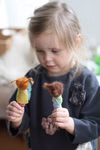 Freies Geistesleben Fingerpüppchen häkeln und nähen Jana Tröger_18599 Ein Mädchen hält eine Fingerpuppe "Fingerpüppchen häkeln und nähen Jana Tröger" von Freies Geistesleben.