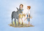 Das Postkartenbuch "Alle meine Tiere" von Daniela Drescher aus Urachhaus zeigt ein Aquarell von einem Mädchen und einem Jungen im Gras mit Strohballen und einem kleinen grauen Esel auf hellblauem Hintergrund.