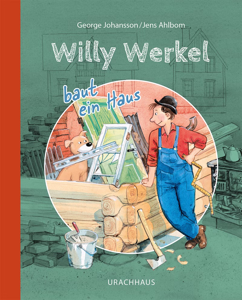 Urachhaus Willy Werkel baut ein Haus George Johansson_18542 Das Buchcover von "Willy Werkel baut ein Haus" von George Johansson (Urachhaus) zeigt Willy in blauer Latzhose und rotem Hemd an einer Werkbank mit Werkzeugen und Holz und lächelt einen braunen Hund an. Im Hintergrund sind ein Haus und Baumaterialien zu se