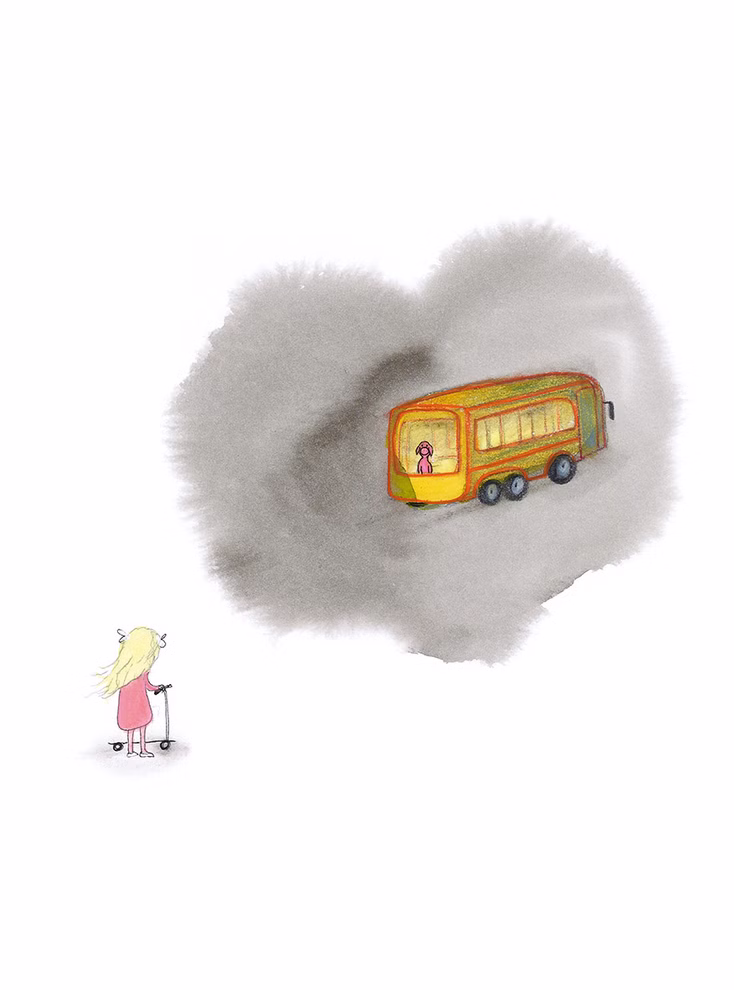 Urachhaus Robin ist verliebt Sjoerd Kuyper_18653 Ein kleines Mädchen mit blondem Haar steht auf einem Motorroller und blickt auf einen gelben Bus inmitten rauchgrauer Wolken. Durch das Fenster ist eine Gestalt zu sehen. Szene aus "Robin ist verliebt" von Sjoerd Kuyper erschienen bei Urachhaus.