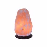Die Himalaya Salt Dreams Salzkristalllampe mit Holzsockel klein (ca. 15-2 kg) hat eine raue rosa-orangefarbene Salzoberfläche auf einem runden dunklen Holzsockel und strahlt warmes Raumlicht aus.