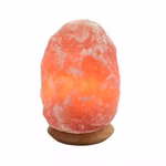 Die "Salzkristalllampe mit Holzsockel mittel Gewicht ca. 2-3 kg" von Himalaya Salt Dreams zeigt eine rosa leuchtende Himalaya-Salzlampe mit rauer Oberfläche die auf einem runden Holzsockel vor weißem Hintergrund steht.