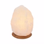 Der Himalaya Salt Dreams Beleuchteter Salzkristall (weiß ca. 2-3 kg) hat eine raue natürliche Form und steht auf einem runden Holzsockel der auf weißem Hintergrund abgebildet ist.
