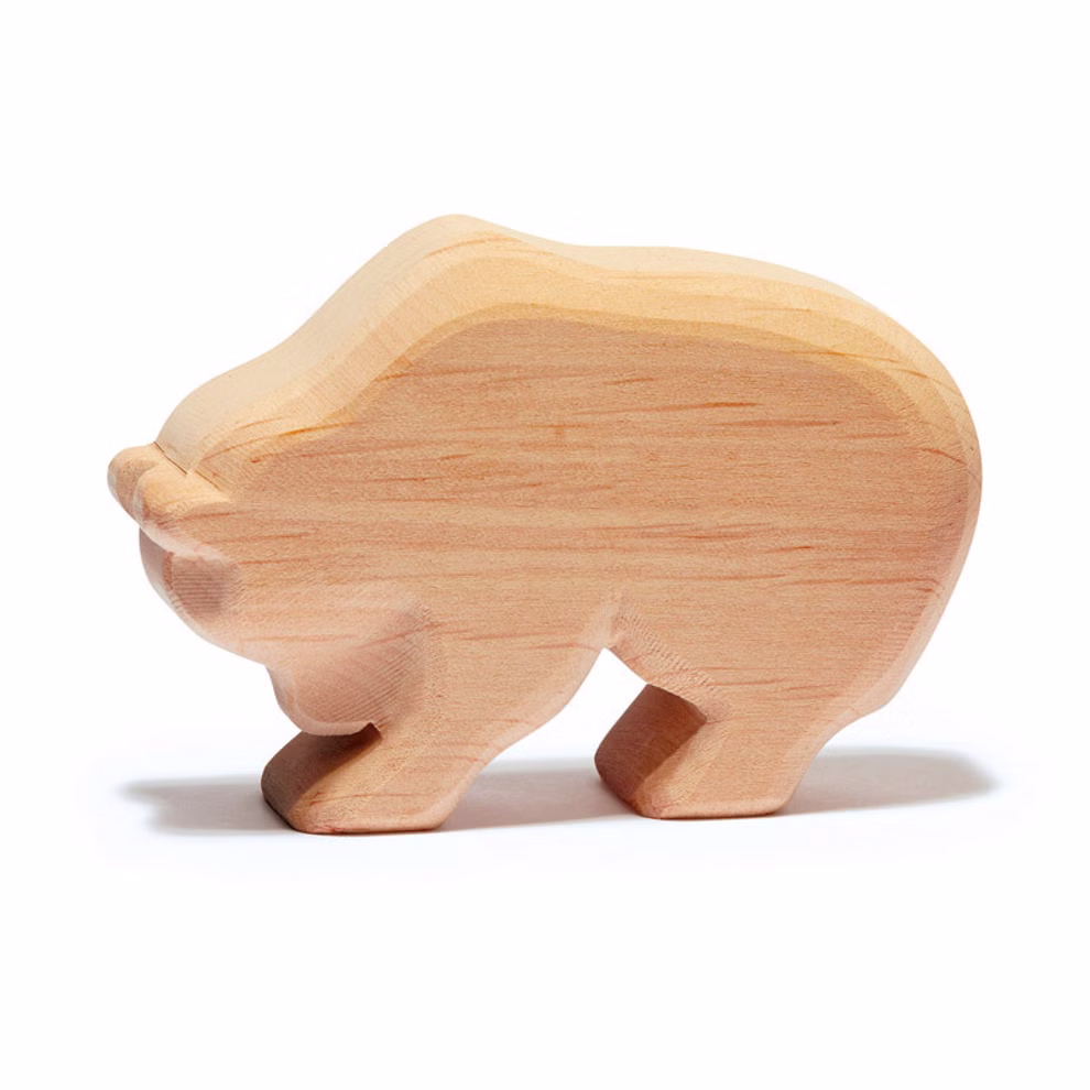 Oso de madera natural corriendo Oso de madera natural corriendo