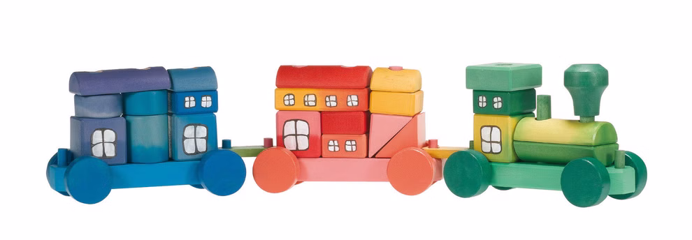 Ostheimer Ostheimer Zug bunt L 60 cm_19018 Der Ostheimer Zug bunt L 60 cm ist ein farbenfroher Holzspielzeugzug von Ostheimer mit drei miteinander verbundenen Wagen mit Bauklötzen in Blau Rot Gelb und Grün auf blauen und grünen Rädern auf weißem Hintergrund.
