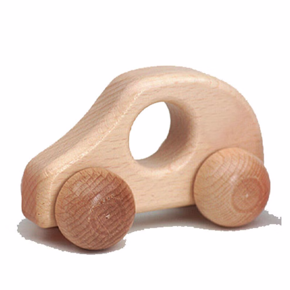 Ostheimer Ostheimer PKW klein natur 10 x 5 x 6 cm _24239 Der Ostheimer PKW klein natur (10 x 5 x 6 cm) von Ostheimer ist ein kleines Spielzeugauto aus Naturholz mit glatten Kanten vier runden Rädern und einem minimalistischen Design mit einem großen Loch in der Mitte zum einfachen Greifen. Abgebildet vor einem s