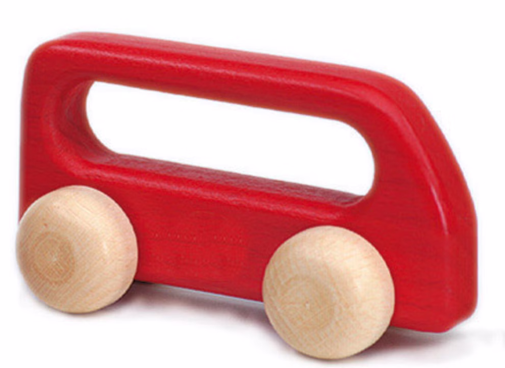 Ostheimer Ostheimer Bus klein rot Holzbus_18929 Der Ostheimer Bus klein rot Holzbus ist ein schlichter roter Spielzeugbus von Ostheimer mit offenem Griff an der Oberseite und vier runden hellen Holzrädern.