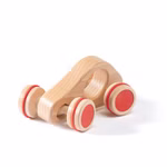 Ostheimer Ostheimer Lenki Midi natur Gummireifen bewegliche Achsen_18923 Das Ostheimer Lenki Midi von Ostheimer ist ein naturbelassenes Holzspielzeugauto mit vier roten Gummirädern auf beweglichen Achsen und einem großen runden Griff in der Mitte der das Greifen erleichtert.