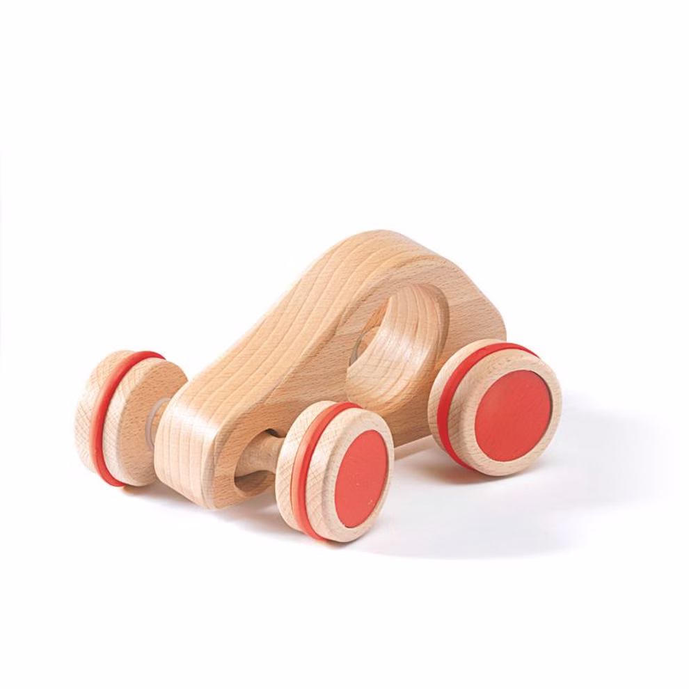 Ostheimer Ostheimer Lenki Midi natur Gummireifen bewegliche Achsen_18923 Das Ostheimer Lenki Midi von Ostheimer ist ein naturbelassenes Holzspielzeugauto mit vier roten Gummirädern auf beweglichen Achsen und einem großen runden Griff in der Mitte der das Greifen erleichtert.