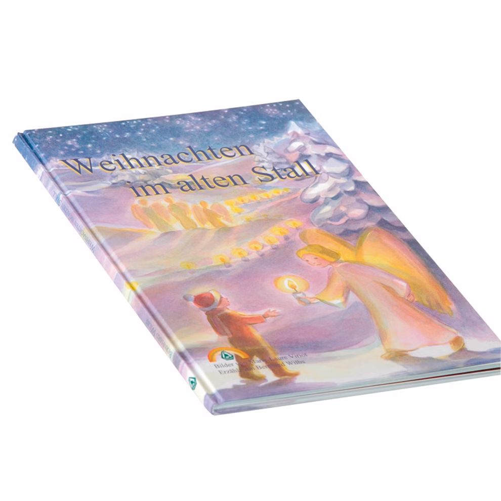 Ostheimer Ostheimer Weihnachten im alten Stall Weihnachtsgeschichte_19088 Die Ostheimer Weihnachten im alten Stall Weihnachtsgeschichte ist ein Kinderbuch von Ostheimer mit einem illustrierten Einband mit einem Engel der eine Kerze hält einem Kind und einem verschneiten Sternenhintergrund.