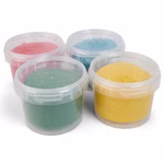 Grünspecht Naturprodukte Bio-Softknete _18815 Vier mit roter blauer grüner oder gelber Knete gefüllte und mit transparenten Deckeln verschlossene Bio-Softknete-Behälter von Grünspecht Naturprodukte sind auf weißem Hintergrund angeordnet.