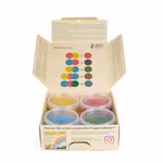 Grünspecht Naturprodukte Bio-Softknete _18817 Eine geöffnete Schachtel von Grünspecht Naturprodukte Bio-Softknete zeigt vier bunte Pulverbehälter und eine deutsche Mischanleitung auf dem Innendeckel die Farbkombinationen veranschaulicht. Anleitung und Text sind auf der Schachtel in deutscher Sprache a
