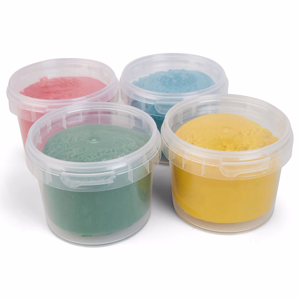 Grünspecht Naturprodukte Bio-Softknete _18815 Vier mit roter blauer grüner oder gelber Knete gefüllte und mit transparenten Deckeln verschlossene Bio-Softknete-Behälter von Grünspecht Naturprodukte sind auf weißem Hintergrund angeordnet.