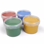 Vier runde Bio-Fingermalfarbe-Behälter von Grünspecht Naturprodukte jeweils mit klarem Deckel und gefüllt mit roter blauer grüner und gelber Farbe sind auf einer weißen Fläche angeordnet.
