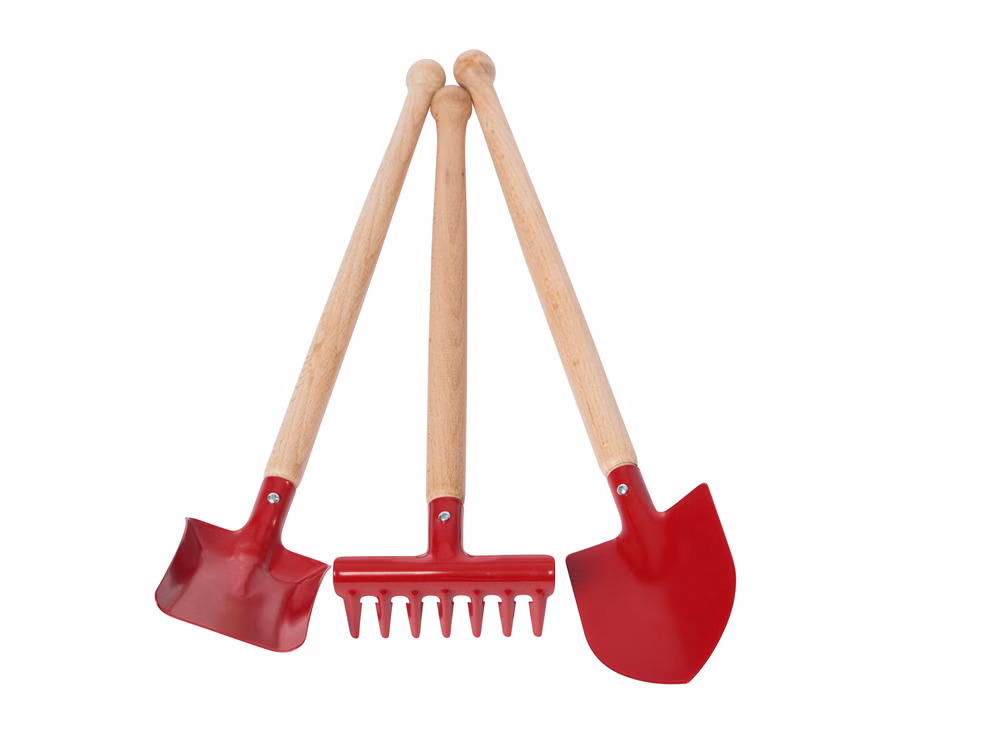 Glückskäfer Gartengeräte-Set 3-Teilig _19029 rot Das Glückskäfer Gartengeräte-Set 3-Teilig besteht aus einer Kelle einer Harke und einem Spaten mit Holzstielen und roten Metallköpfen die nebeneinander auf weißem Grund stehen. rot