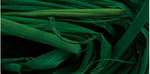 Folia Raffia-Naturbast 50g 1 Bündel_19111 tannengrün Nahaufnahme von langen sich überlappenden grünen Raffia-Naturbast-Strängen von Folia (50g-Bündel) die ihre strukturierten Schichten hervorheben. tannengrün