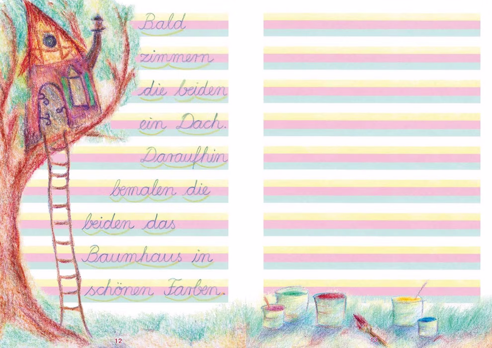 Lautgetreues Lesebuch Schreibschriftschreiben mit Salome Band 1 und 2_19208 Links ist ein Buntstift-Baumhaus mit Leiter zu sehen unten stehen Farbdosen und Pinsel im Gras. Pastellstreifen und handgeschriebener deutscher Text erscheinen auf beiden Seiten von "Schreibschriftschreiben mit Salome Band 1 und 2" von Lautgetreues Lesebuc