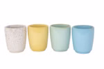 Zwei Lautenbach "Kleine Becher aus Keramik" sind nebeneinander auf weißem Grund abgebildet. Sie sind in den Farben weiß gelb hellgrün und blau gesprenkelt und haben ein einfaches glattes Design. weiß gesprenkelt