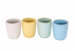 Zwei Lautenbach "Kleine Becher aus Keramik" sind nebeneinander auf weißem Grund abgebildet. Sie sind in den Farben weiß gelb hellgrün und blau gesprenkelt und haben ein einfaches glattes Design. weiß gesprenkelt