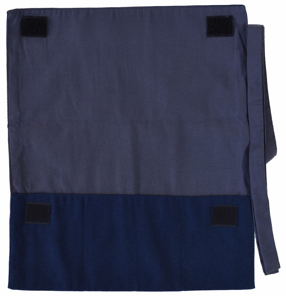 Kids at Work Werkzeugrolle _19371 5 Fächer Die Kids at Work Werkzeugrolle eine blaue und marineblaue rechteckige Stofftasche liegt offen auf weißem Grund mit Klettverschlüssen an den Ecken und einem angebrachten Band auf der rechten Seite. 5 Fächer