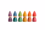 Sechs Grapat Holzspielzeug Regenbogen Zwerge von Grapat - Holzspielzeugfiguren in Form von Zwergen jede in einer anderen Farbe bemalt (lila blau grün gelb orange rot) in einer Reihe auf weißem Hintergrund angeordnet.