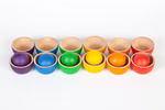Sechs Paare von Grapat Holzspielzeug Schalen & Kugeln von Grapat - Holzschalen und Kugeln in Regenbogenfarben (lila blau grün gelb orange rot) - sind auf einem weißen Hintergrund aufgereiht. Jede Kugel entspricht der Farbe ihrer Schale.